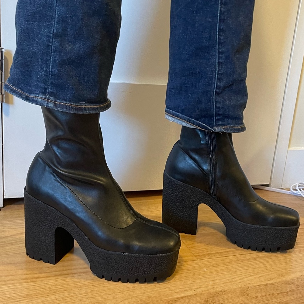 black platform heel boots